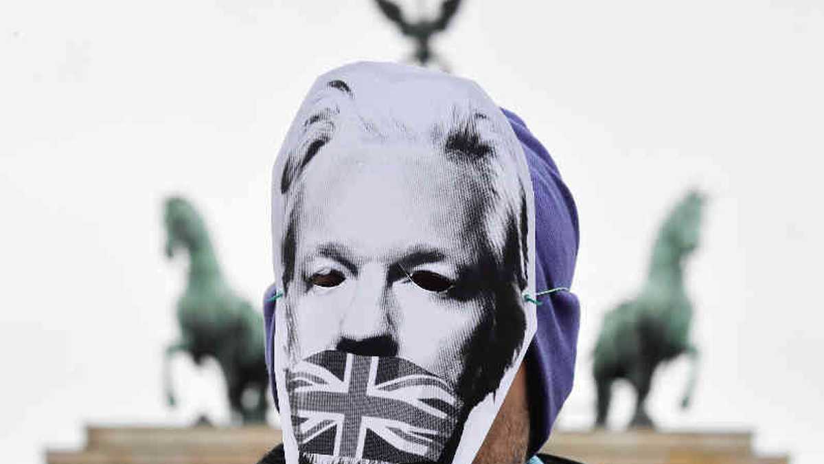 A Julian Assange Estados Unidos lo acusa de espionaje cibernético. 