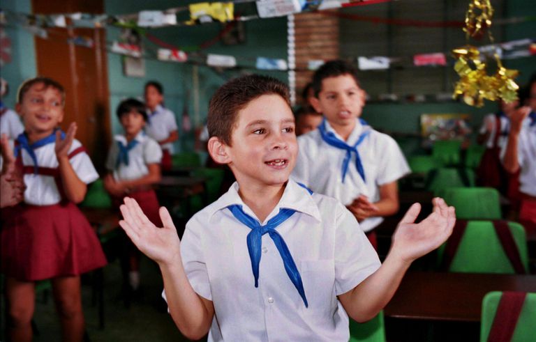 Elián González en su escuela en Cuba.