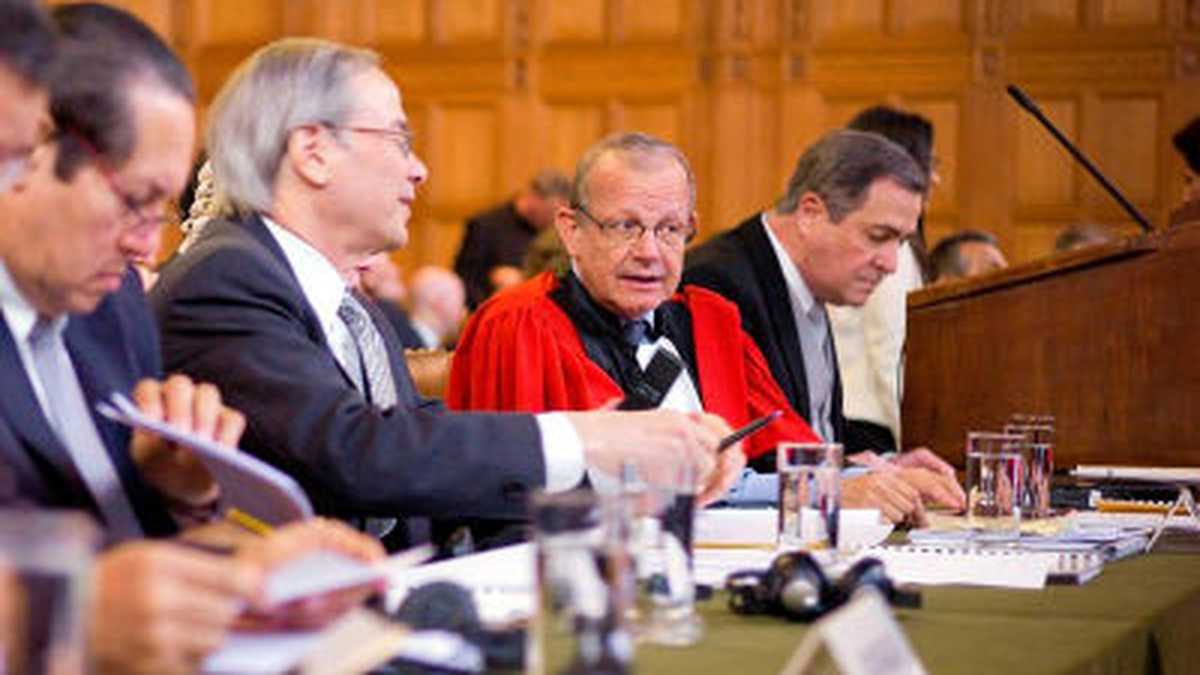 Los miembros de la defensa de Nicaragua, Paul Reichler (izda), Vaughan Lowe (2i), Alain Pellet y Carlos Arguello Gómez (izda), ante la Corte Internacional de Justicia (CIJ), en La Haya, Holanda.
