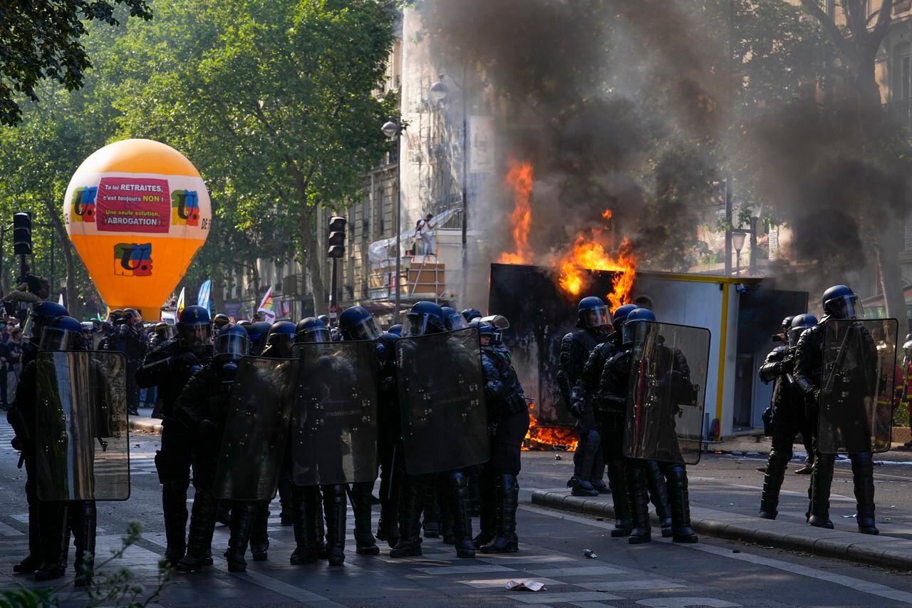 Agentes de la policía antidisturbios se paran durante una protesta en París, Francia, el martes 6 de junio de 2023.