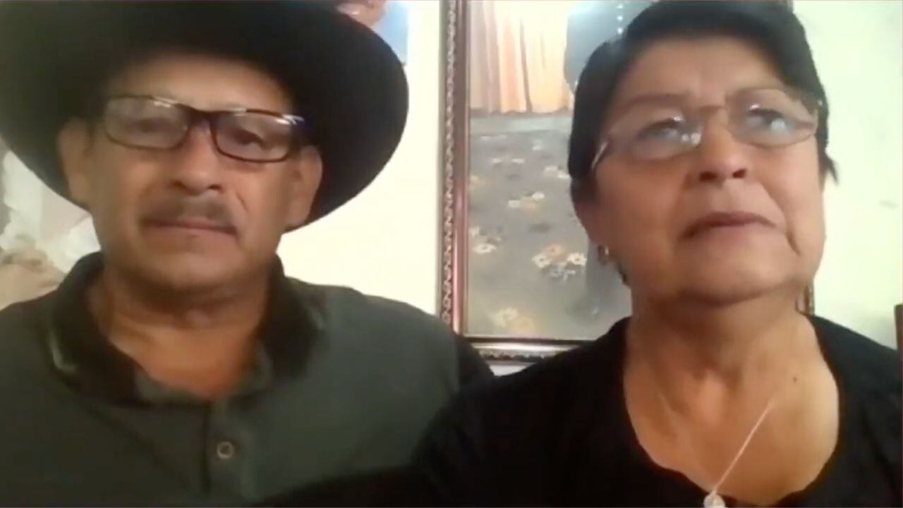 Ana Silvia Beltrán y Carlos Julio Solano, padres del capitán Jesús Alberto Solano.