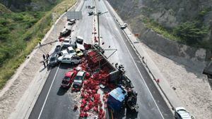 Por lo menos 22 automóviles terminaron destruidos.