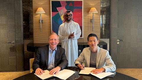 G42, el gigante de la tecnología en Emiratos Árabes Unidos, celebra una inversión histórica de 1.500 millones de dólares por parte de Microsoft, lo que marca un hito en su camino hacia la excelencia en inteligencia artificial.
