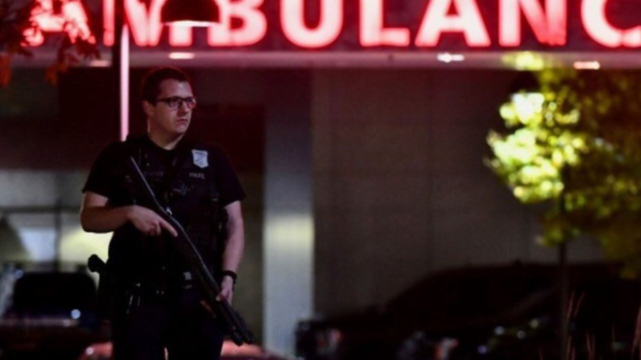 Un uniformado de la Policía de Estados Unidos vigila las calles en Lewiston, Maine, donde ocurrió el tiroteo masivo.