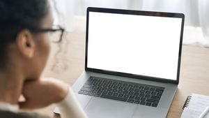 Vista de primer plano sobre el hombro de una estudiante con anteojos empresaria mirando una pantalla de maqueta en blanco vacía para publicidad, con videoconferencia virtual. Concepto de trabajo en línea de aprendizaje electrónico remoto.