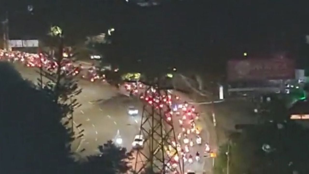 Decenas de motos de tomaron las vías de Medellín durante la noche de Halloween; más de 100 comparendos realizaron las autoridades.