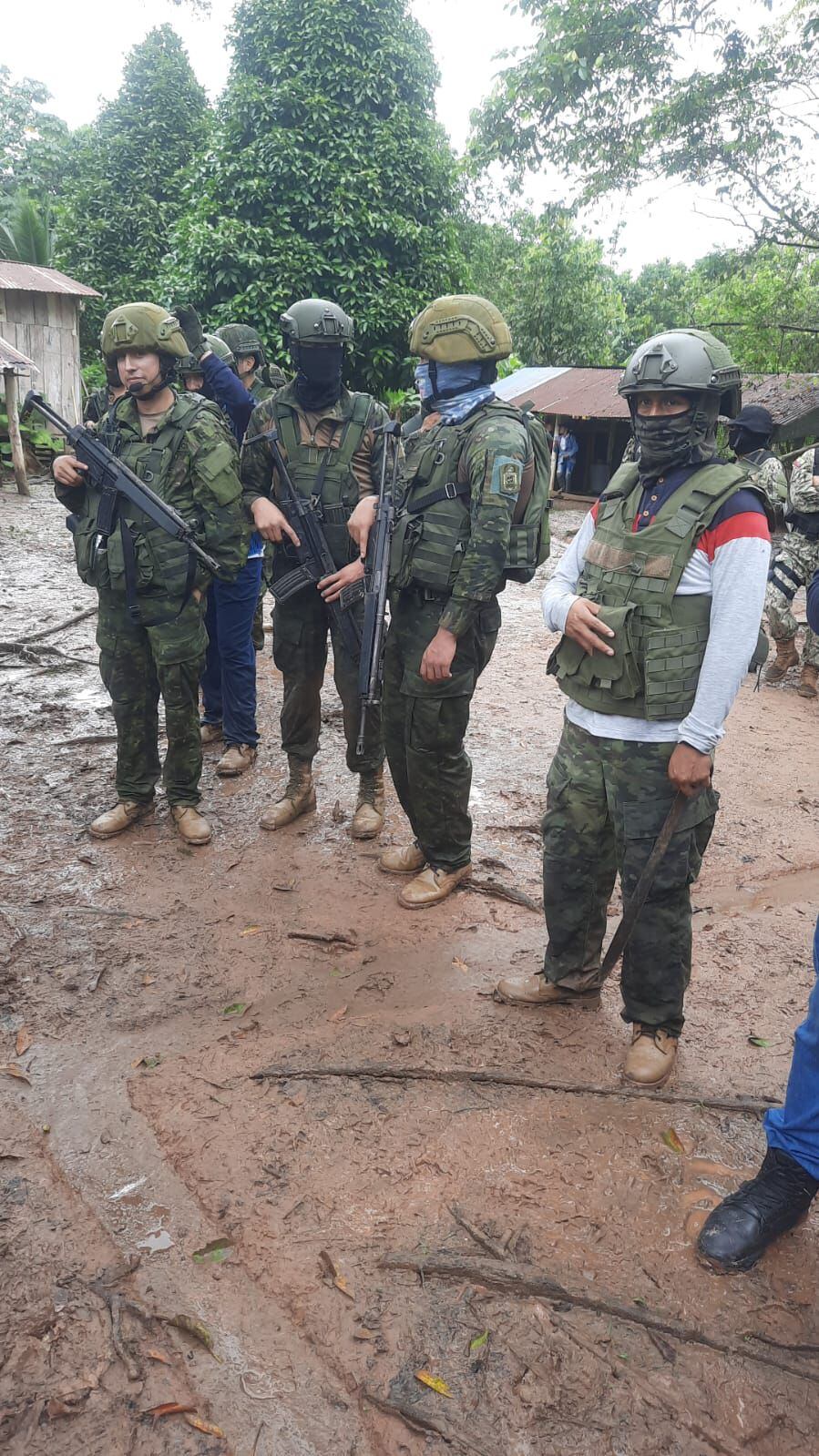 Hombres fuertemente armados del Ejército ecuatoriano en el resguardo indígena