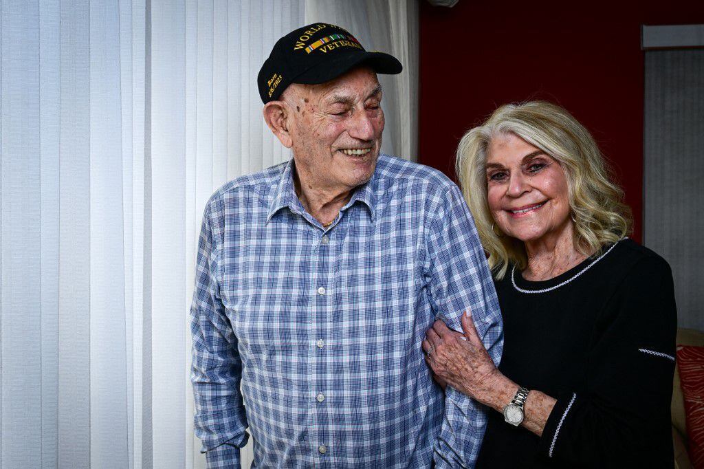 El veterano de la Segunda Guerra Mundial Harold Terens, de 100 años, y su prometida Jeanne Swerlin, de 96, posan para una fotografía durante una entrevista, el 3 de abril de 2024, en Boca Raton, Florida (Foto de GIORGIO VIERA / AFP)