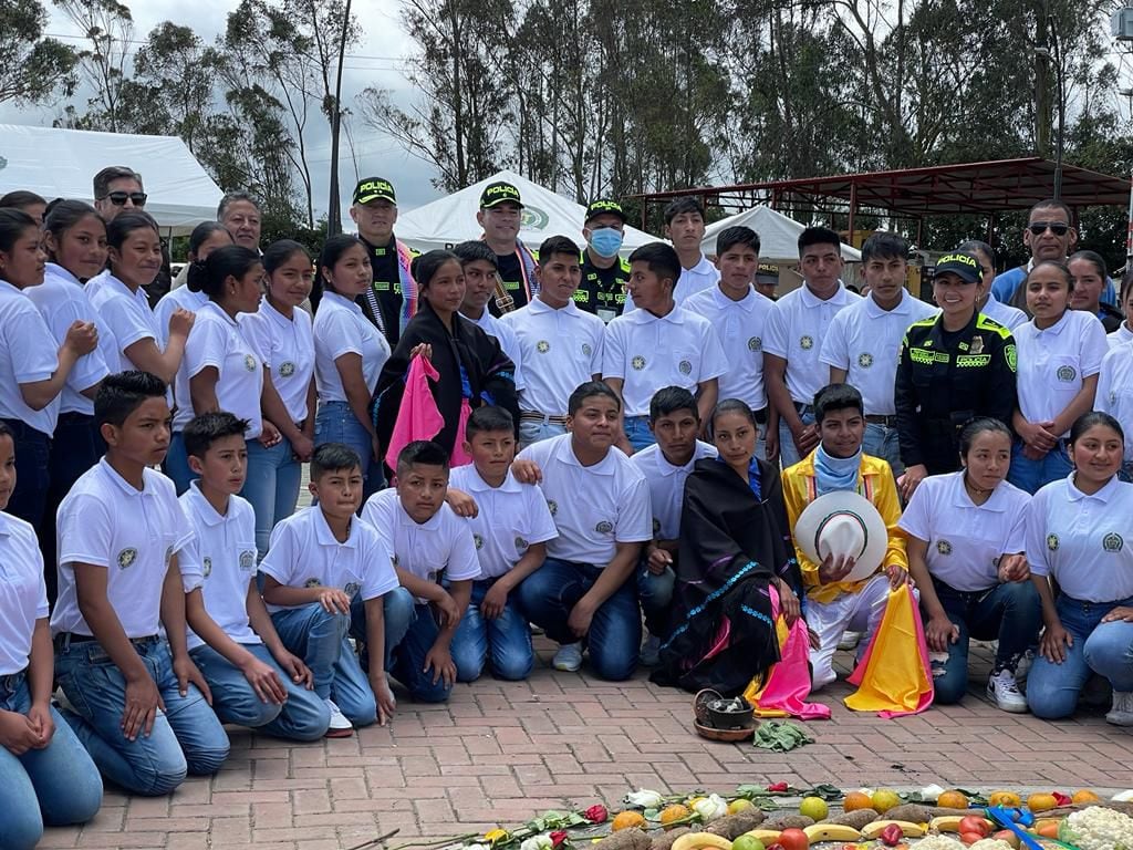 Graduación de niños indígenas como policías cívicos en Nariño