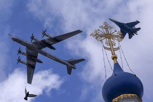 Un avión de combate ruso Su-35S y un bombardero estratégico Tu-95ms vuelan en formación sobre una iglesia durante un ensayo para el vuelo, que es parte de un desfile militar que marca el aniversario de la victoria sobre la Alemania nazi en la Segunda Guerra Mundial, en Moscú, Rusia 4 de mayo de 2022. Foto REUTERS/Maxim Shemetov
