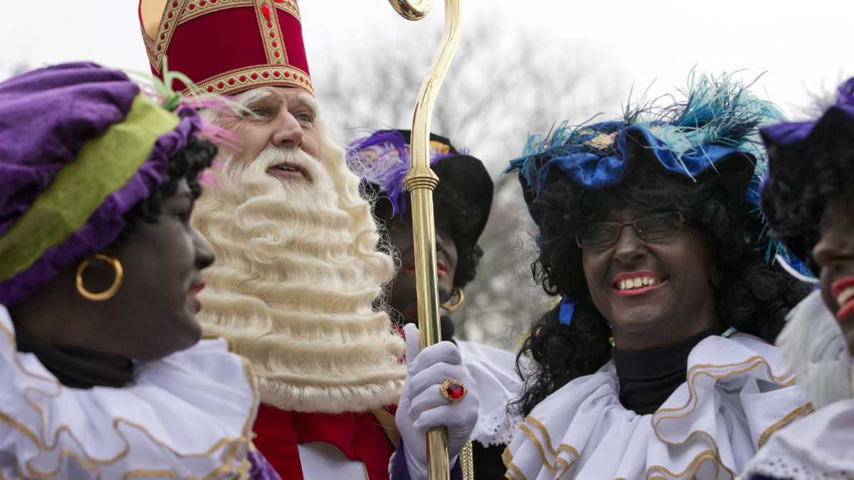 La versión holandesa de Santa Claus, Sinterklaas, y su ayudante 'Pedro el Negro', 16 de noviembre, 2013.