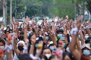 La movilización prodemocrática continúa en ese país tras el golpe de Estado, con decenas de miles de trabajadores en huelga y sectores enteros de la economía paralizados.