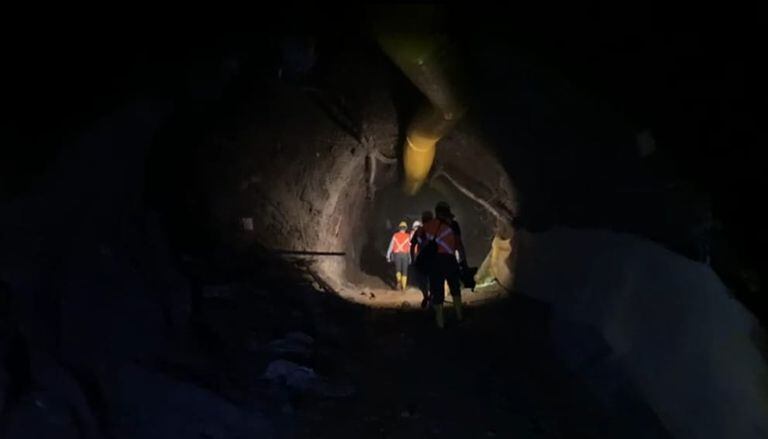 Para el acceso a la mina de Buritacá, el personal debe ir acompañado de miembros de la Fuerza Pública. Inclusive, deben portar chalecos para evitar ser afectados por los disparos que realizan los invasores de los túneles.