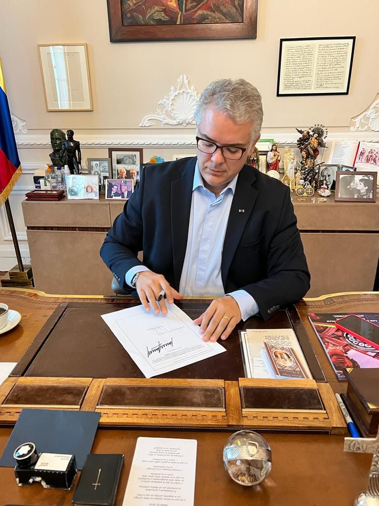 Presidente Iván Duque firma extradición de alias Otoniel.