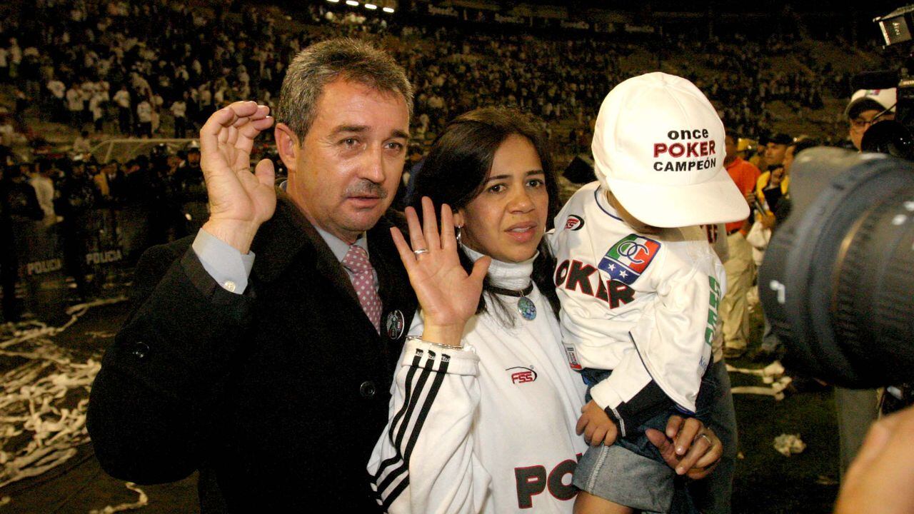 Luis Fernando Montoya junto a su esposa y su hijo, el día de la consagración del Once Caldas.