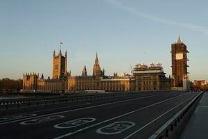 Londres, puente de Westminster casi desierto y en el fondo el Parlamento y el Big Ben. (AP Foto/Matt Dunham, File)