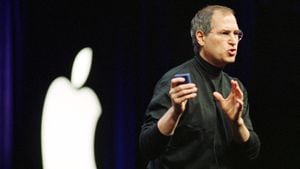 Steve Jobs en el discurso de apertura en Macworld el 7 de enero de 2002 en San Francisco, CA. Jobs presentó nuevos productos, incluido un nuevo iBook y el iMac actualizado, y software.