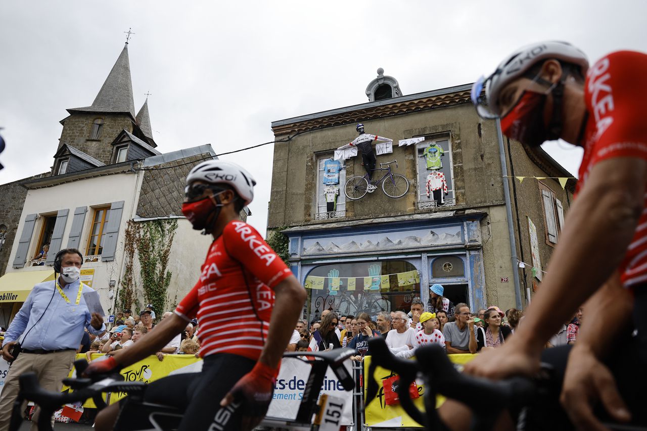 Cycling - Tour de France - Stage 19 - Castelnau-Magnoac to Cahors - France - July 22, 2022 Team Arkea - Samsic's Nairo Quintana with teammate as spectators look on before stage 19 REUTERS/Christian Hartmann