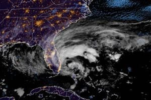 Imagen satelital de la llegada del huracán Nicole a Estados Unidos