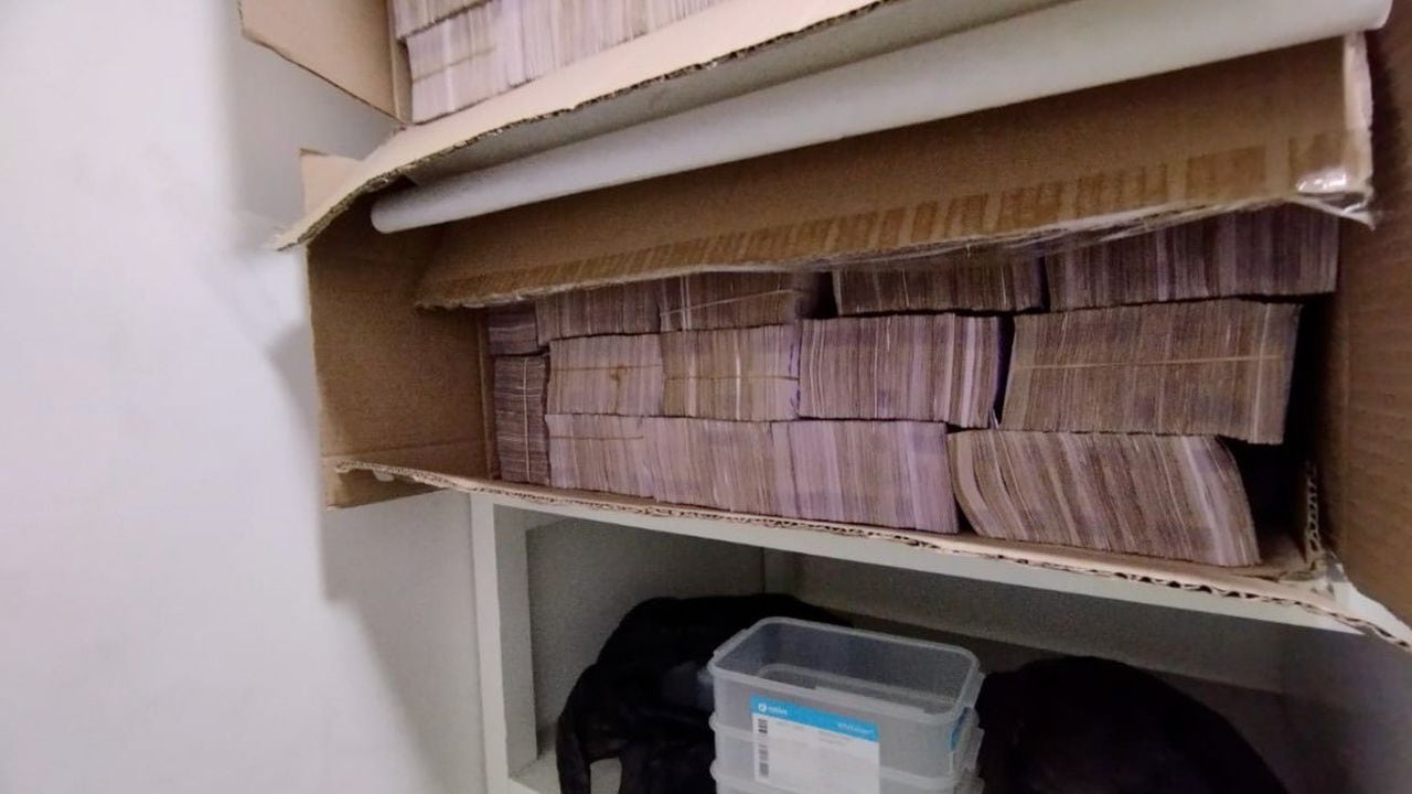 Fiscalía incautó más de 6.000 millones de pesos, hallados en una caja de cartón.