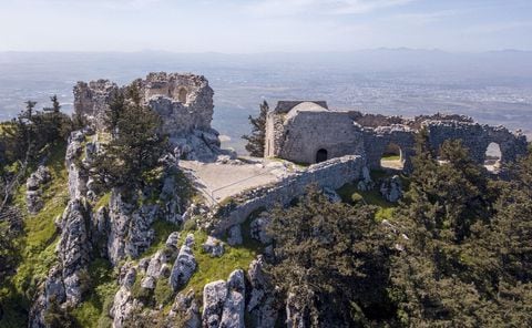 El castillo medieval de Buffavento, encaramado en la cresta de la montaña sobre el puerto norteño de Kyrenia, en la autoproclamada República Turca del Norte de Chipre, al norte de la dividida capital chipriota, Nicosia, el 8 de abril de 2021. Las fábulas de los Caballeros Templarios son una leyenda, pero en las profundidades de un castillo en Chipre -una isla que en su día perteneció a la hermandad de los cruzados- se encuentra un legado que, según los historiadores, aún resuena. Foto de Birol Bebek / AFP