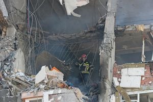Un bombero trabaja dentro de un edificio de apartamentos dañado por los recientes bombardeos en Kiev, Ucrania, el 26 de febrero de 2022. Foto REUTERS / Gleb Garanich