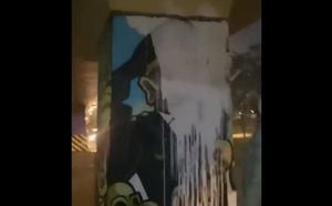 Un ciudadano tapó con pintura blanca el mural que estaba en un puente intervenido por el Distrito en plan local de para embellecer la ciudad.