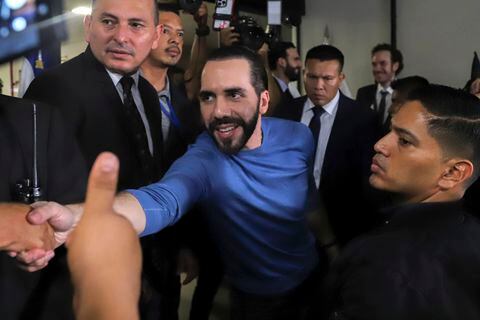 ARCHIVO - El presidente de El Salvador, Nayib Bukele, saluda a seguidores tras presentarse como candidato presidencial del Partido Nuevas Ideas en su campaña de reelección, en San Salvador, El Salvador, el 27 de octubre de 2023. (AP foto/Salvador Melendez, Archivo)