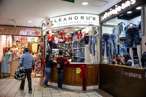 Comercio, venta de ropa, jeans