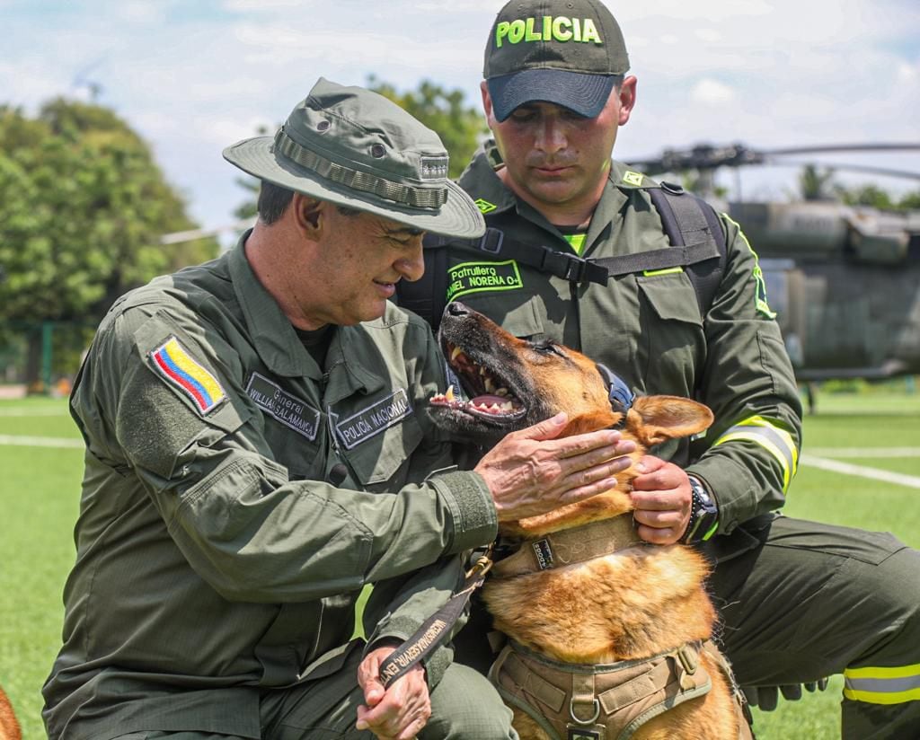 El director de la Policía, general William Salamanca, con uno de los caninos que se suman a la búsqueda de don Luis Manuel Díaz.
