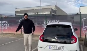 Gerard Piqué no le bastó con decir que tenía una alianza con Casio y ahora, arribó con un Twingo.