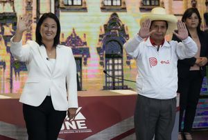 El candidato presidencial del partido Perú Libre Pedro Castillo, derecha, y la candidata Keiko Fujimori, del partido Fuerza Popular, saludan a los periodistas al final del debate presidencial en Arequipa Perú. (AP Foto/Martin Mejia)