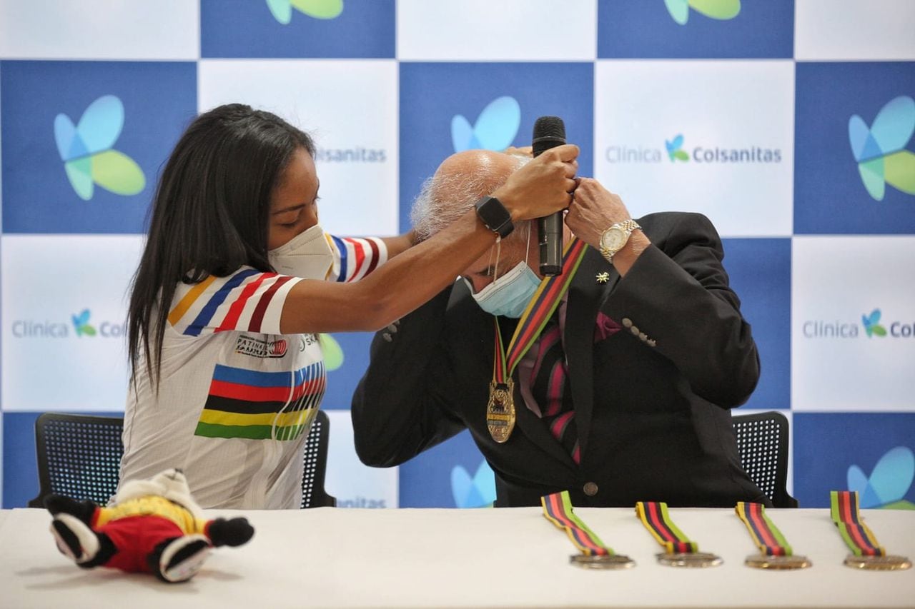Luz Karime Garzón Patinadora Campeona Mundial de Patinaje, entrega la medalla que ganó al  doctor Jorge Ramírez