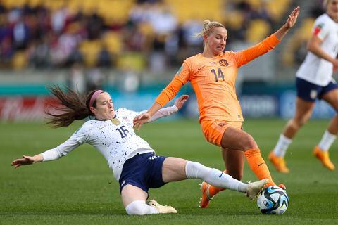 La estadounidense Rose Lavelle, a la izquierda, intenta derribar a la neerlandesa Jackie Groenen durante el partido de fútbol del Grupo E de la Copa Mundial Femenina entre Estados Unidos y Países Bajos en Wellington, Nueva Zelanda, el jueves 27 de julio de 2023. (Foto AP/Alysa Frotar)