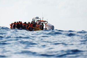 Los miembros de la tripulación del barco de rescate de migrantes Geo Barents, operado por Médicos Sin Fronteras, distribuyen chalecos salvavidas a un grupo de 61 migrantes en una embarcación de madera durante una operación de rescate en aguas internacionales frente a las costas de Libia, en el centro. Mar Mediterráneo 28 de septiembre de 2023