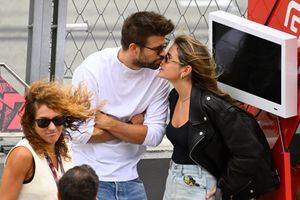 El exdefensor español de Barcelona Gerard Piqué (C) y su novia Clara Chía Martí (R) asisten a la carrera de Moto2 del Gran Premio de Moto de Cataluña en el Circuito de Cataluña de Montmeló, en las afueras de Barcelona, el 3 de septiembre de 2023. ( Foto de Josep LAGO/AFP)