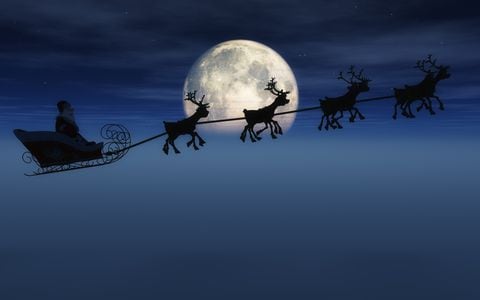 Santa Claus recorre el mundo durante la Navidad gracias a un trineo mágico que es halado por ocho renos.