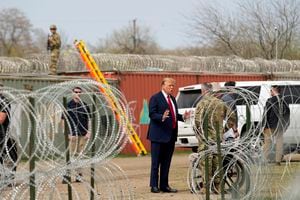 Trump pasó gran parte de su mandato entre 2017 y 2021 ofreciendo completar un muro a lo largo de la frontera con México, del cual solo se construyó una pequeña parte. (AP Photo/Eric Gay)