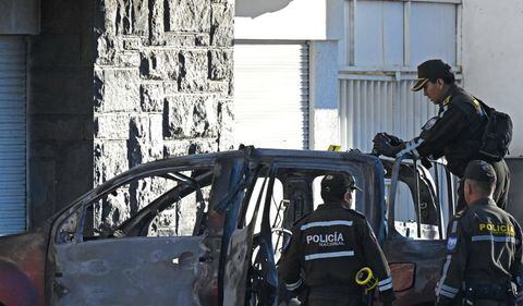 Así quedó uno de los carros bomba que explotaron en Quito, Ecuador, el jueves 31 de agosto