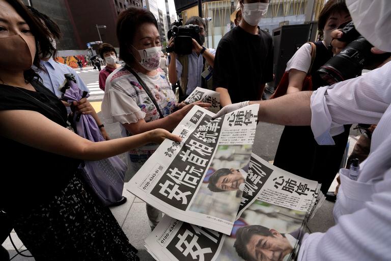Un empleado distribuye ediciones adicionales del periódico Yomiuri Shimbun, que informa sobre el asesinato del ex primer ministro japonés Shinzo Abe.