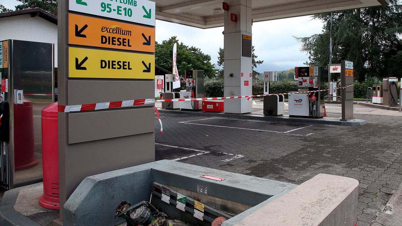 En imágenes : escasez de combustible en las estaciones de Francia.