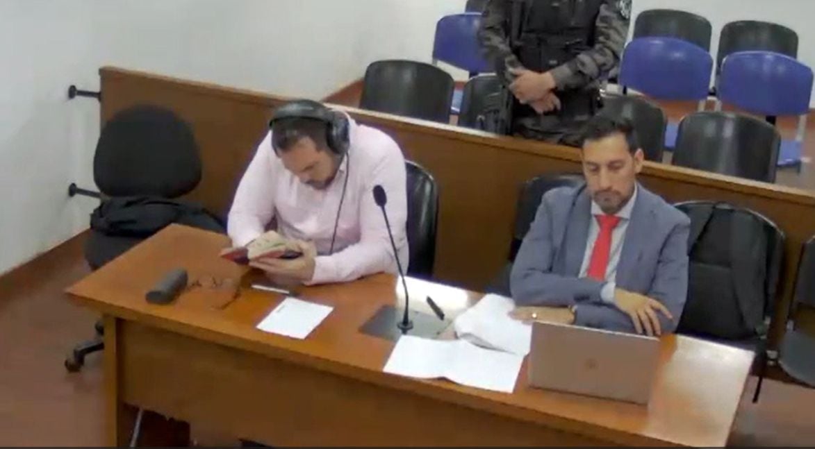 John Poulos lee un diccionario de Español-Inglés en plena audiencia de juicio.