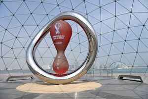 DOHA, QATAR - 15 DE DICIEMBRE: El reloj de cuenta regresiva para la Copa Mundial de la FIFA Qatar 2022 en Corniche durante la Copa Árabe de la FIFA Qatar el 15 de diciembre de 2021 en Doha, Qatar. (Foto de Shaun Botterill/Getty Images)