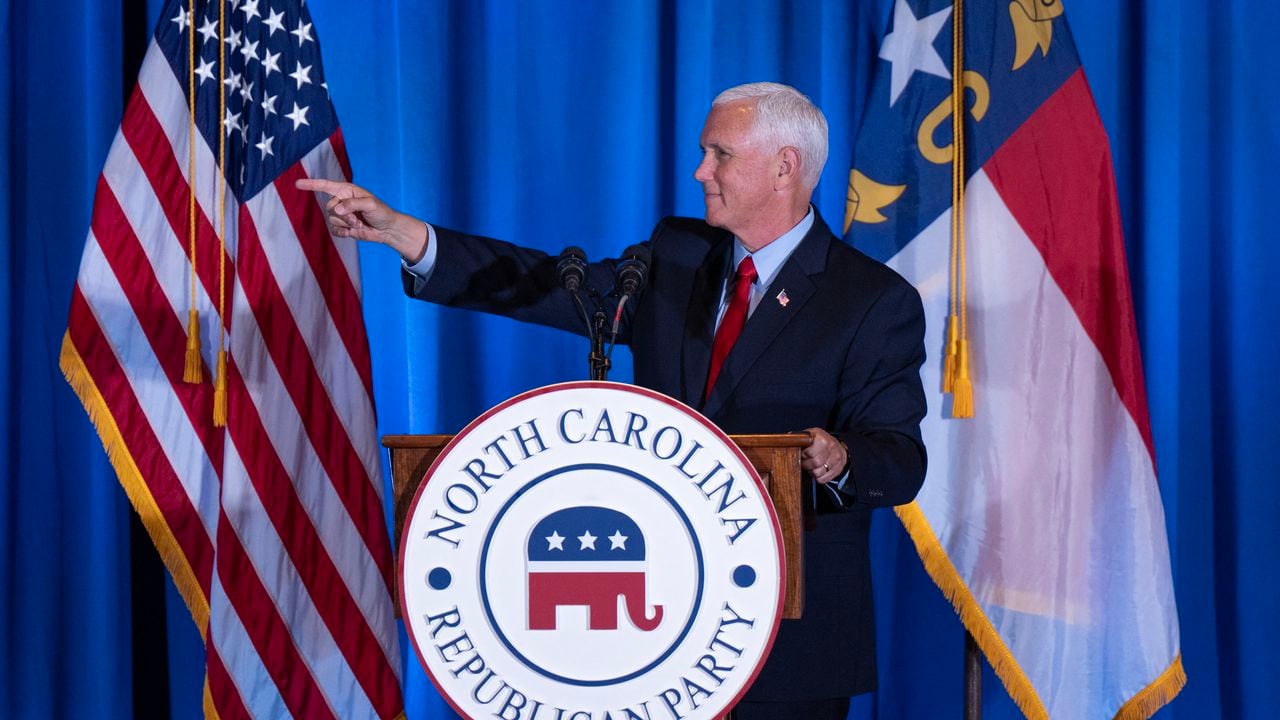 El ex vicepresidente de EE. UU. y aspirante a la presidencia de 2024, Mike Pence, habla en la Convención del Partido Republicano de Carolina del Norte en Greensboro, Carolina del Norte