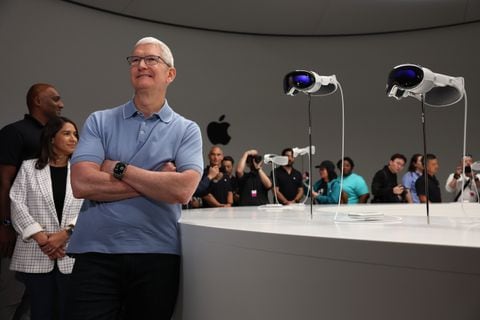 El CEO de Apple, Tim Cook, inauguró la conferencia anual de desarrolladores WWDC23 con el anuncio de los nuevos auriculares de realidad mixta Apple Vision Pro.