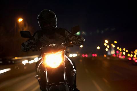 Navegando la noche: Precauciones esenciales al conducir en moto