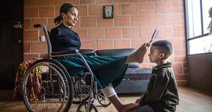 Diana Carolina Gutiérrez es abogada, le enseña a su hijo Emanuel a ser autosuficiente y sensible a los problemas de la sociedad. También es conferencista, su historia ha enseñado que lo único que pone límites a la humanidad es el “no puedo”.