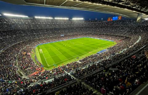 ARCHIVO - Vista del estadio Camp Nou durante un partido por los cuartos de final de la Liga de Campeones femenina entre el Barcelona y el Real Madrid, el 30 de marzo de 2022, (AP Foto/María Angela Angles)