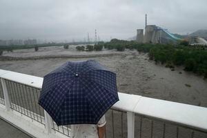 Alerta en Beijing por torrenciales lluvias este lunes 31 de julio 2023. (AP Photo/Andy Wong)