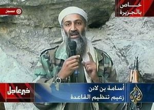 Octubre 7, 2001 - Desde los atentados del 11 de septiembre Osama bin Laden es el hombre más buscado del mundo. La imagen corresponde a un video difundido por Al-Jazeera en la que el líder de Al Qaeda jura que Estados Unidos “nunca soñará seguridad” hasta que “los ejércitos infieles salgan de la tierra de Mahoma”.